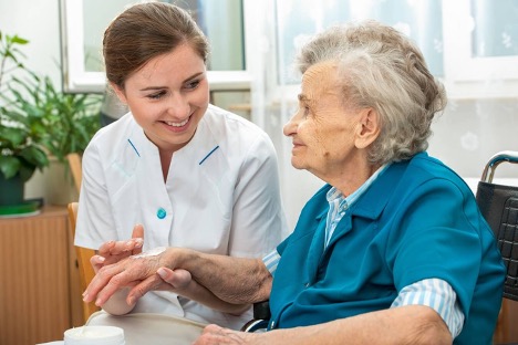 خدمات پرستاری در منزل از افراد پیر